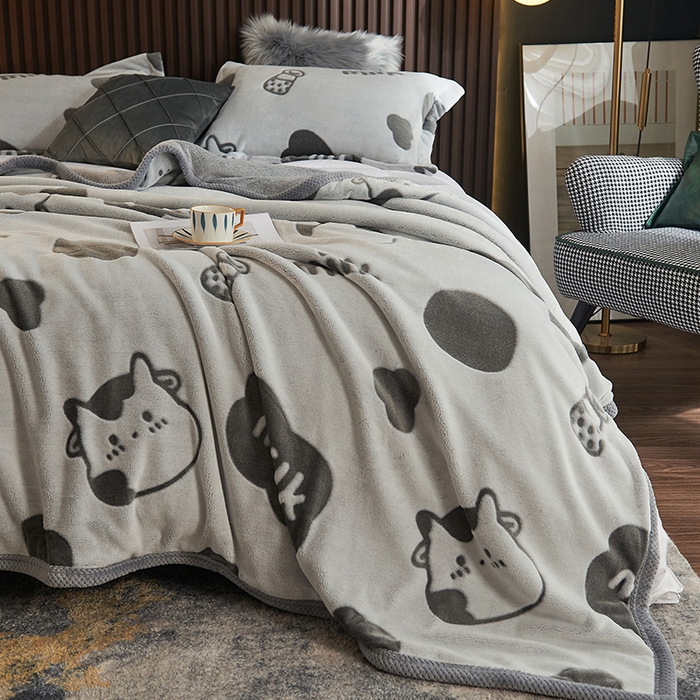 91家纺网 家纺一手货源 找家纺 早晨家纺 2025新款北影款-印花单层毛毯 北影奶牛-灰