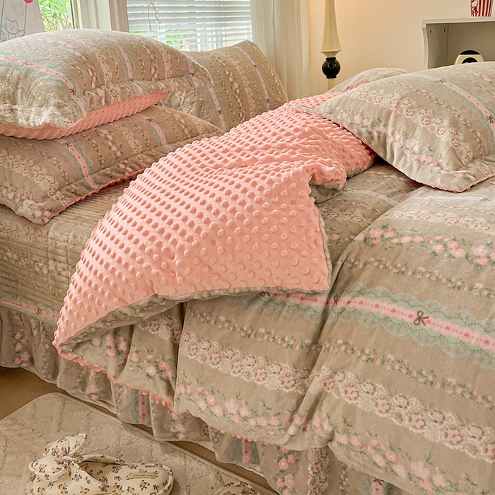 91家纺网 家纺一手货源 找家纺 仟网汇 2025新款牛奶绒豆豆绒床盖四件套 粉佳人