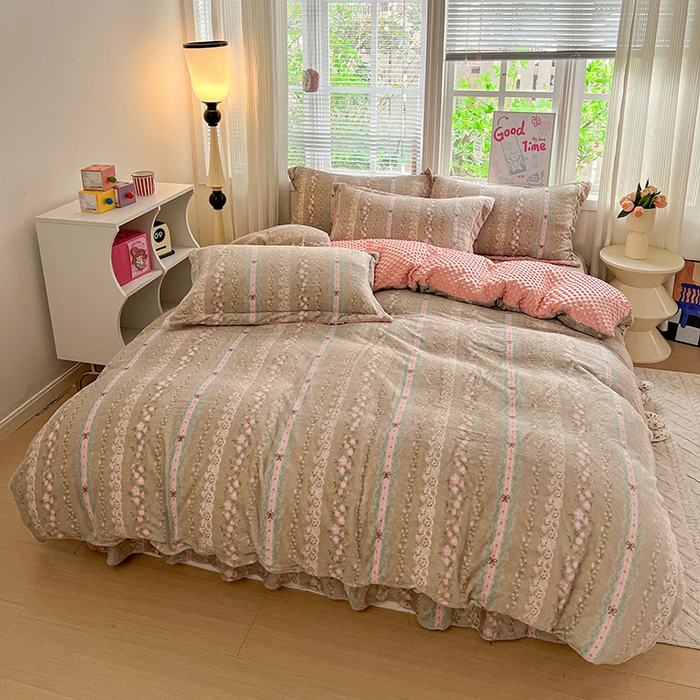 91家纺网 家纺一手货源 找家纺 仟网汇 2025新款牛奶绒豆豆绒床盖四件套 粉佳人