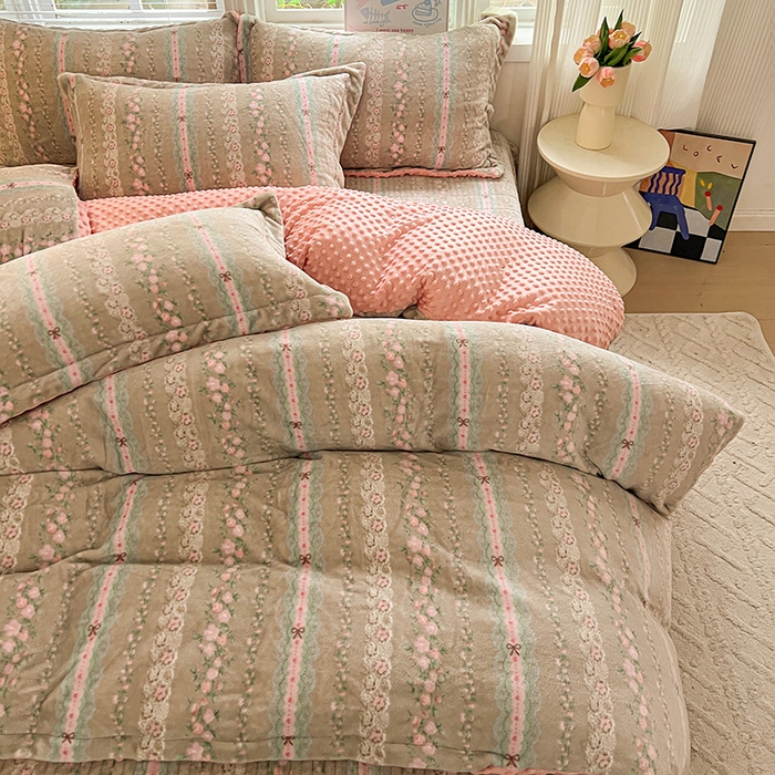 91家纺网 家纺一手货源 找家纺 仟网汇 2025新款牛奶绒豆豆绒床盖四件套 粉佳人