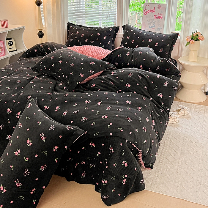 仟网汇 2025新款牛奶绒豆豆绒床盖四件套 黑绒花梦