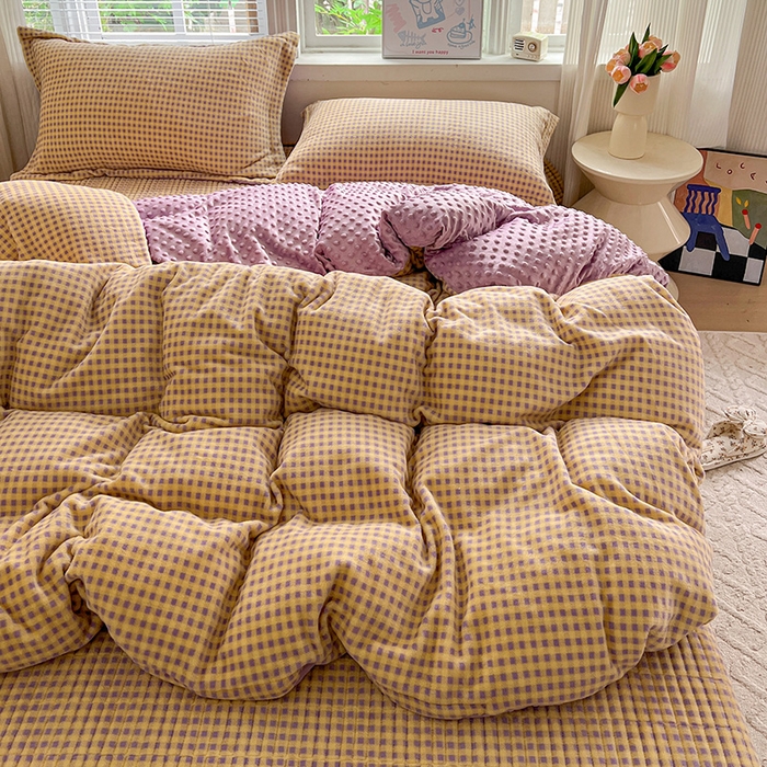 91家纺网 家纺一手货源 找家纺 仟网汇 2025新款牛奶绒豆豆绒床盖四件套 格韵