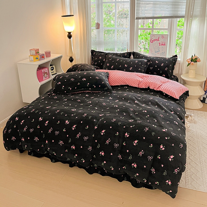 91家纺网 家纺一手货源 找家纺 仟网汇 2025新款牛奶绒豆豆绒床盖四件套 黑绒花梦