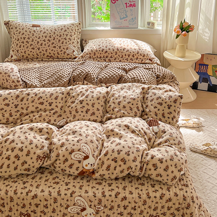 91家纺网 家纺一手货源 找家纺 仟网汇 2025新款牛奶绒豆豆绒床盖四件套 萌兔花园