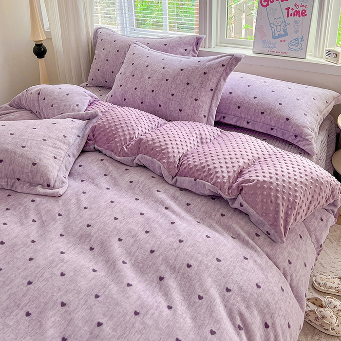 91家纺网 家纺一手货源 找家纺 仟网汇 2025新款牛奶绒豆豆绒床盖四件套 紫色小心心