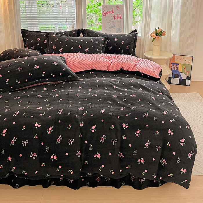 91家纺网 家纺一手货源 找家纺 仟网汇 2025新款牛奶绒豆豆绒床盖四件套 黑绒花梦