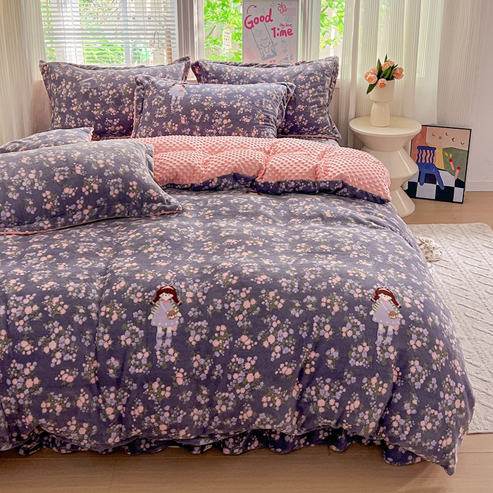91家纺网 家纺一手货源 找家纺 仟网汇 2025新款牛奶绒豆豆绒床盖四件套 紫花萌境