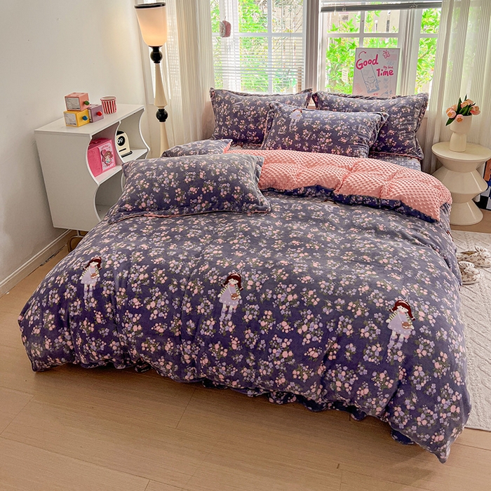 91家纺网 家纺一手货源 找家纺 仟网汇 2025新款牛奶绒豆豆绒床盖四件套 紫花萌境