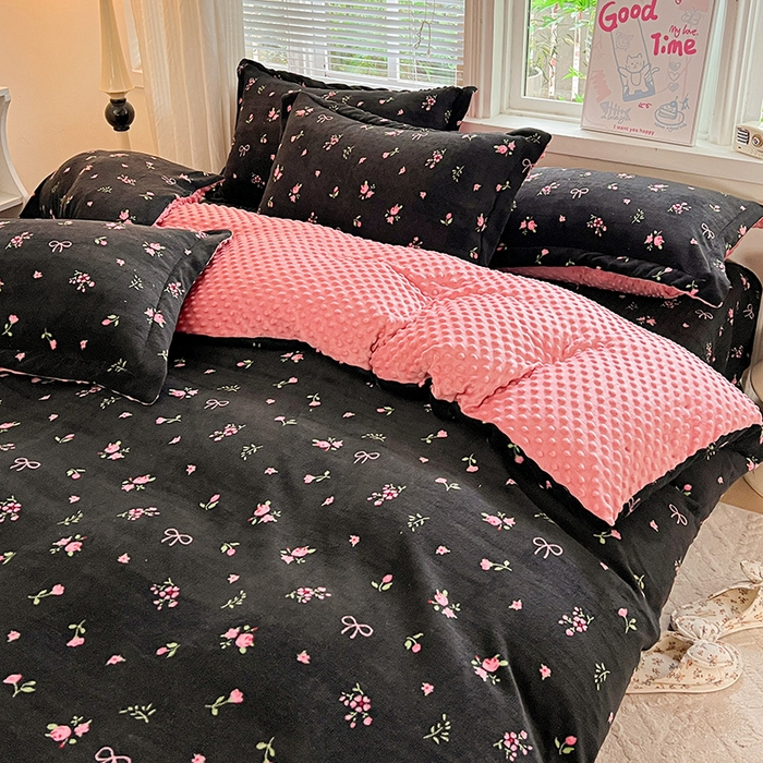 91家纺网 家纺一手货源 找家纺 仟网汇 2025新款牛奶绒豆豆绒床盖四件套 黑绒花梦