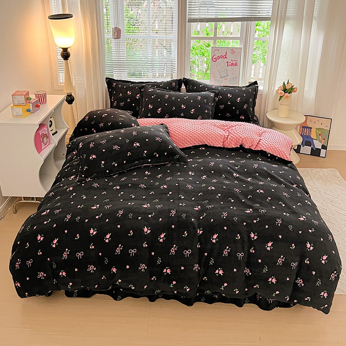 91家纺网 家纺一手货源 找家纺 仟网汇 2025新款牛奶绒豆豆绒床盖四件套 黑绒花梦