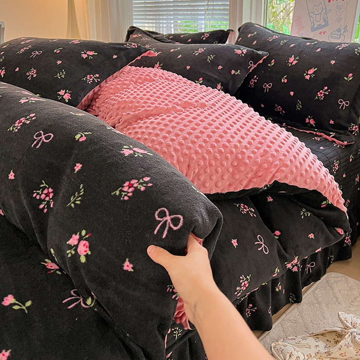 91家纺网 家纺一手货源 找家纺 仟网汇 2025新款牛奶绒豆豆绒床盖四件套 黑绒花梦