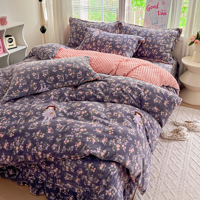 91家纺网 家纺一手货源 找家纺 仟网汇 2025新款牛奶绒豆豆绒床盖四件套 紫花萌境