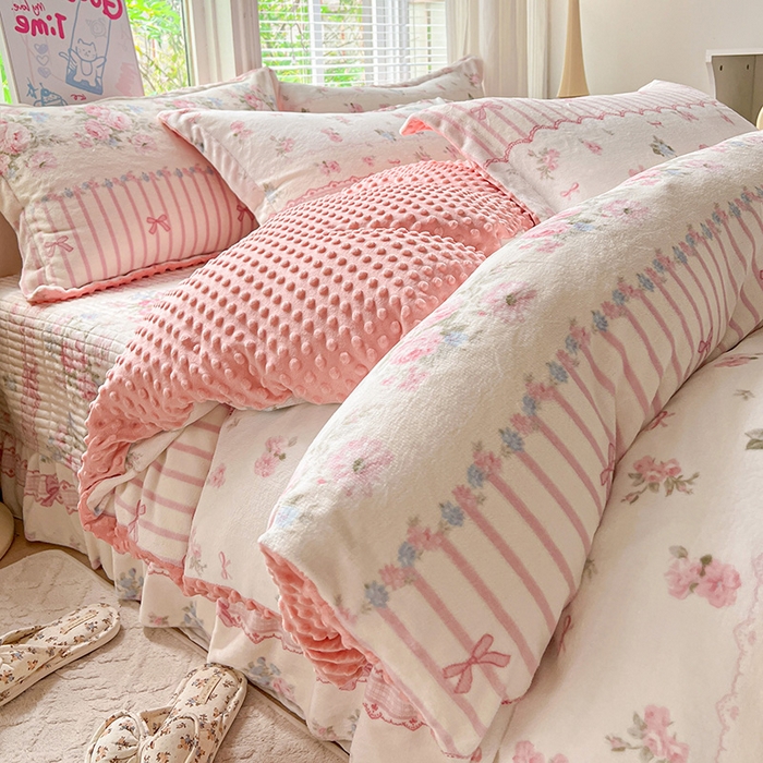 91家纺网 家纺一手货源 找家纺 仟网汇 2025新款牛奶绒豆豆绒床盖四件套 蔷薇语