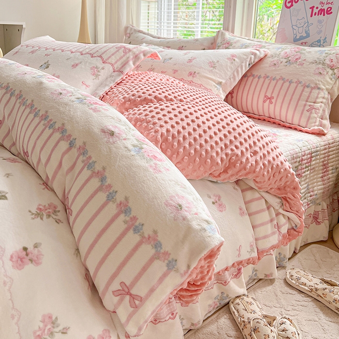 91家纺网 家纺一手货源 找家纺 仟网汇 2025新款牛奶绒豆豆绒床盖四件套 蔷薇语