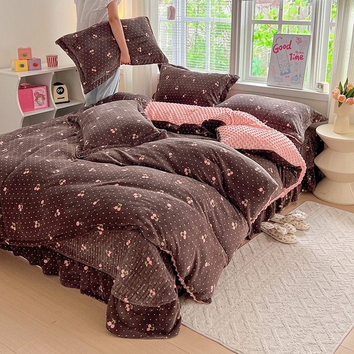 91家纺网 家纺一手货源 找家纺 仟网汇 2025新款牛奶绒豆豆绒床盖四件套 樱桃