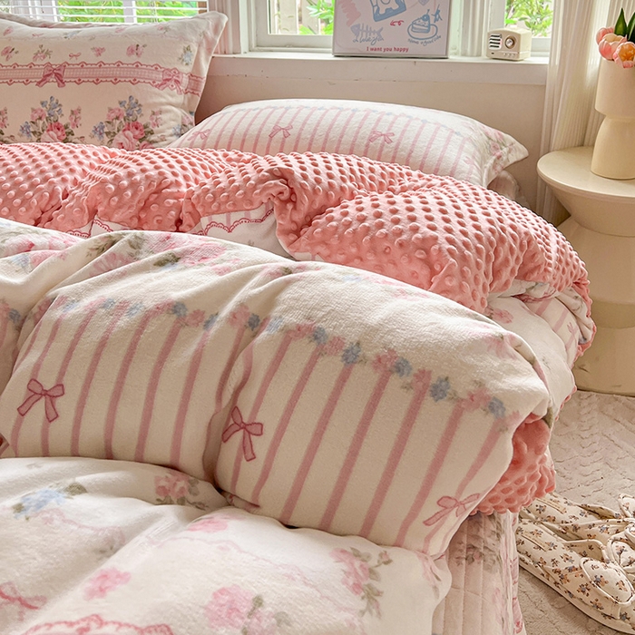 91家纺网 家纺一手货源 找家纺 仟网汇 2025新款牛奶绒豆豆绒床盖四件套 蔷薇语