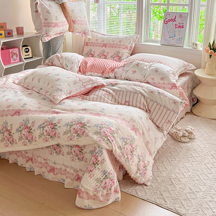 91家纺网 家纺一手货源 找家纺 仟网汇 2025新款牛奶绒豆豆绒床盖四件套 蔷薇语