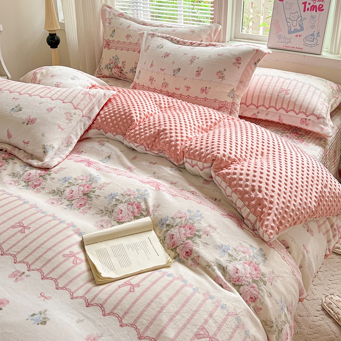 91家纺网 家纺一手货源 找家纺 仟网汇 2025新款牛奶绒豆豆绒床盖四件套 蔷薇语