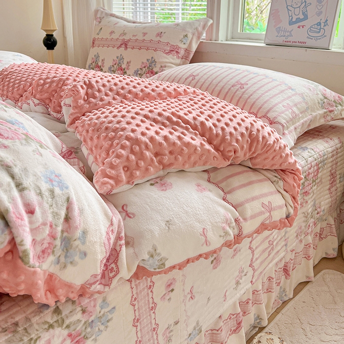 91家纺网 家纺一手货源 找家纺 仟网汇 2025新款牛奶绒豆豆绒床盖四件套 蔷薇语