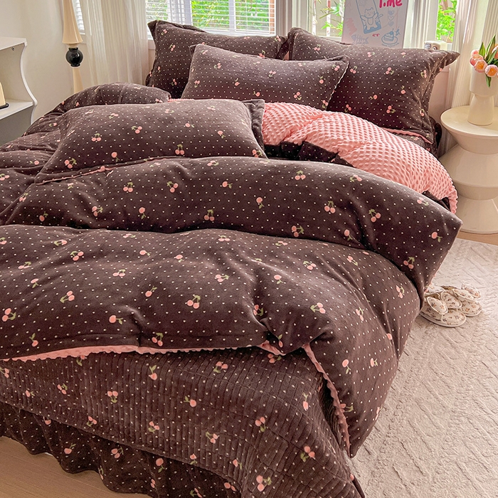 91家纺网 家纺一手货源 找家纺 仟网汇 2025新款牛奶绒豆豆绒床盖四件套 樱桃