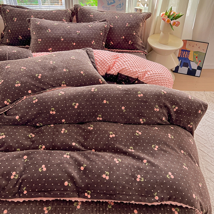 91家纺网 家纺一手货源 找家纺 仟网汇 2025新款牛奶绒豆豆绒床盖四件套 樱桃