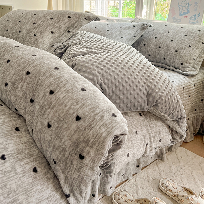 91家纺网 家纺一手货源 找家纺 仟网汇 2025新款牛奶绒豆豆绒床盖四件套 灰色小心心