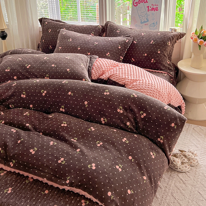 91家纺网 家纺一手货源 找家纺 仟网汇 2025新款牛奶绒豆豆绒床盖四件套 樱桃