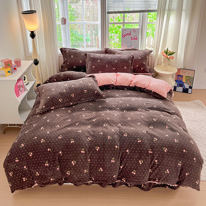 91家纺网 家纺一手货源 找家纺 仟网汇 2025新款牛奶绒豆豆绒床盖四件套 樱桃