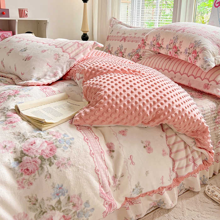 91家纺网 家纺一手货源 找家纺 仟网汇 2025新款牛奶绒豆豆绒床盖四件套 蔷薇语