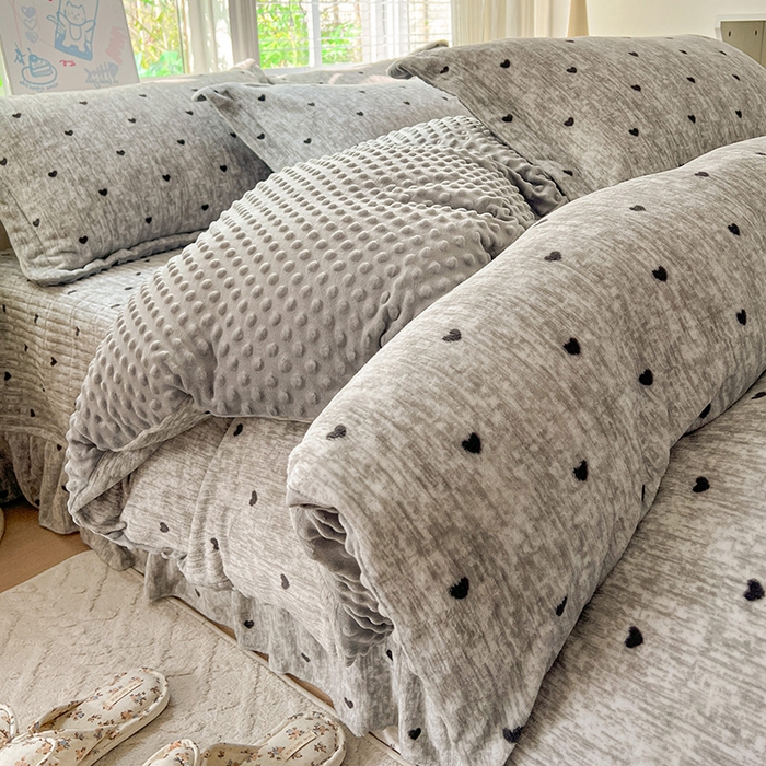91家纺网 家纺一手货源 找家纺 仟网汇 2025新款牛奶绒豆豆绒床盖四件套 灰色小心心