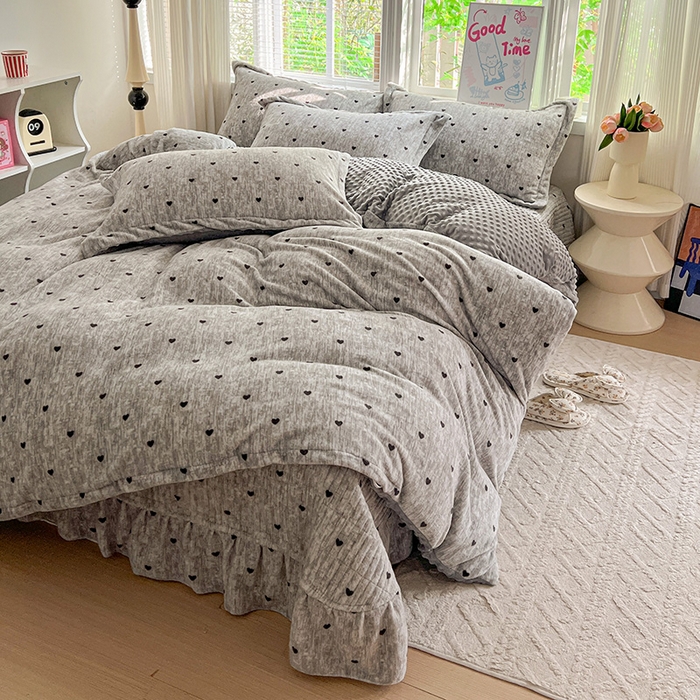 91家纺网 家纺一手货源 找家纺 仟网汇 2025新款牛奶绒豆豆绒床盖四件套 灰色小心心