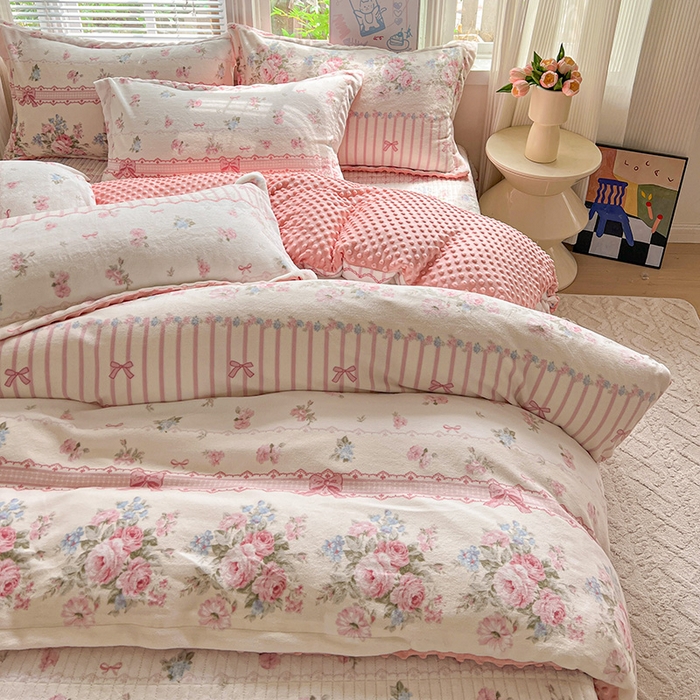 91家纺网 家纺一手货源 找家纺 仟网汇 2025新款牛奶绒豆豆绒床盖四件套 蔷薇语