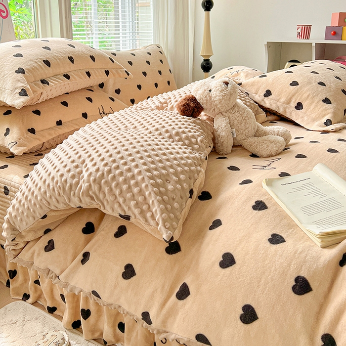91家纺网 家纺一手货源 找家纺 仟网汇 2025新款牛奶绒豆豆绒床盖四件套 咖色小心心