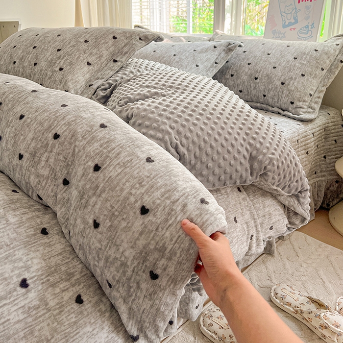 91家纺网 家纺一手货源 找家纺 仟网汇 2025新款牛奶绒豆豆绒床盖四件套 灰色小心心
