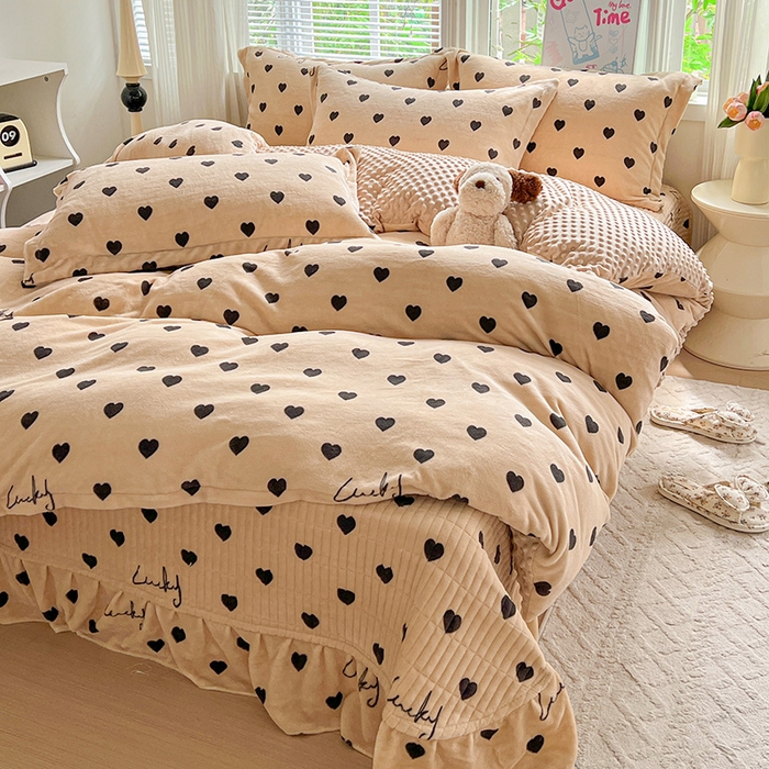 91家纺网 家纺一手货源 找家纺 仟网汇 2025新款牛奶绒豆豆绒床盖四件套 咖色小心心