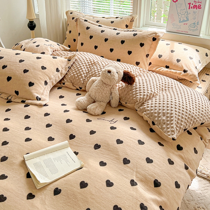 91家纺网 家纺一手货源 找家纺 仟网汇 2025新款牛奶绒豆豆绒床盖四件套 咖色小心心