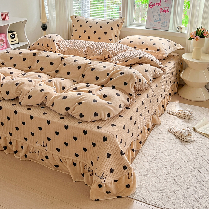 91家纺网 家纺一手货源 找家纺 仟网汇 2025新款牛奶绒豆豆绒床盖四件套 咖色小心心