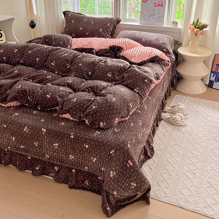 91家纺网 家纺一手货源 找家纺 仟网汇 2025新款牛奶绒豆豆绒床盖四件套 樱桃