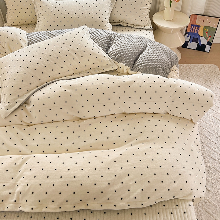 91家纺网 家纺一手货源 找家纺 仟网汇 2025新款牛奶绒豆豆绒床盖四件套 波点- 奶灰