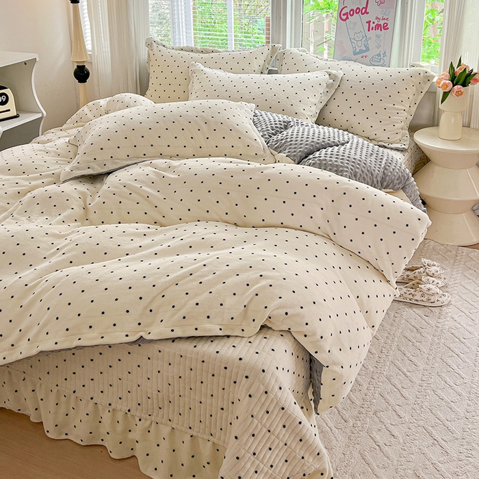 91家纺网 家纺一手货源 找家纺 仟网汇 2025新款牛奶绒豆豆绒床盖四件套 波点- 奶灰