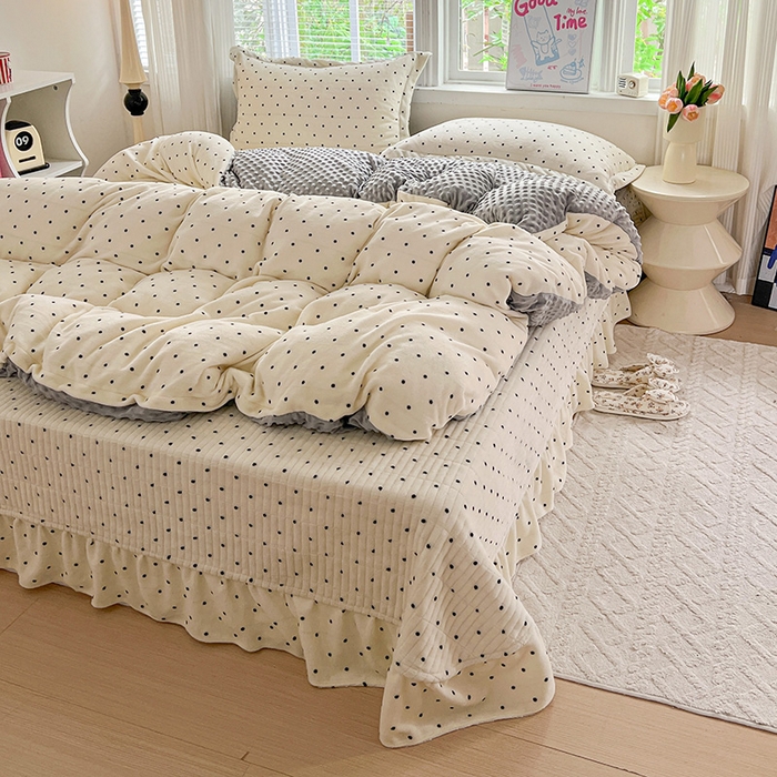 91家纺网 家纺一手货源 找家纺 仟网汇 2025新款牛奶绒豆豆绒床盖四件套 波点- 奶灰