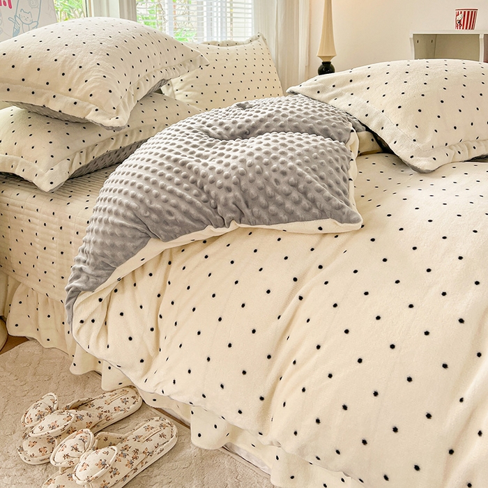 91家纺网 家纺一手货源 找家纺 仟网汇 2025新款牛奶绒豆豆绒床盖四件套 波点- 奶灰