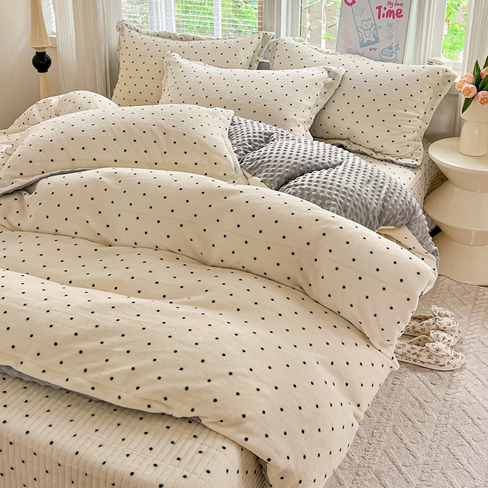 91家纺网 家纺一手货源 找家纺 仟网汇 2025新款牛奶绒豆豆绒床盖四件套 波点- 奶灰