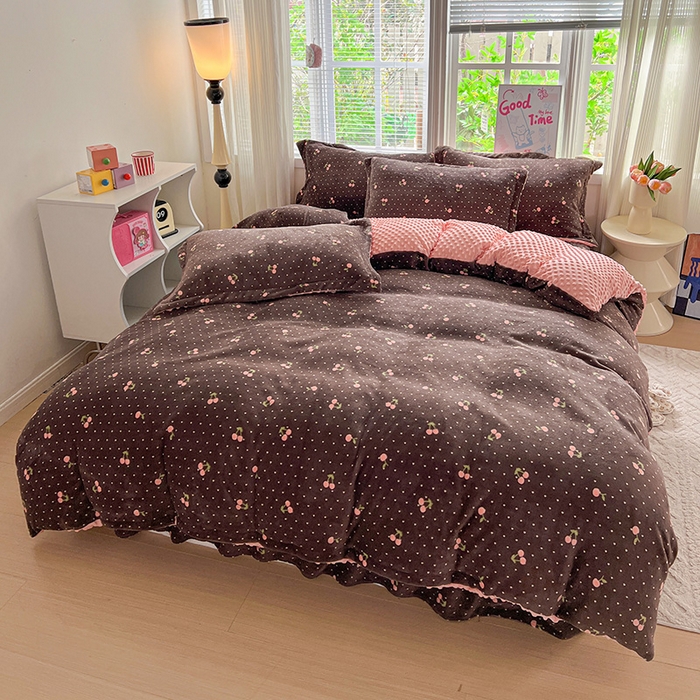 91家纺网 家纺一手货源 找家纺 仟网汇 2025新款牛奶绒豆豆绒床盖四件套 樱桃