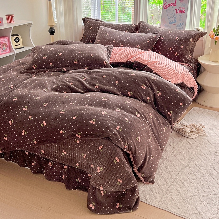 91家纺网 家纺一手货源 找家纺 仟网汇 2025新款牛奶绒豆豆绒床盖四件套 樱桃