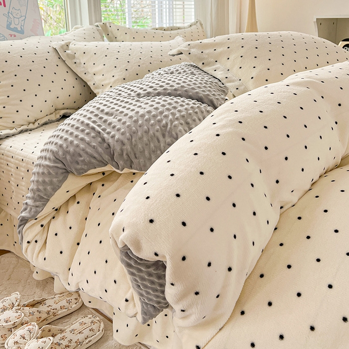 91家纺网 家纺一手货源 找家纺 仟网汇 2025新款牛奶绒豆豆绒床盖四件套 波点- 奶灰