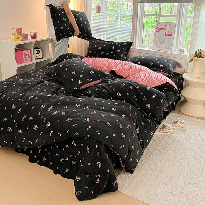 91家纺网 家纺一手货源 找家纺 仟网汇 2025新款牛奶绒豆豆绒床盖四件套 黑绒花梦