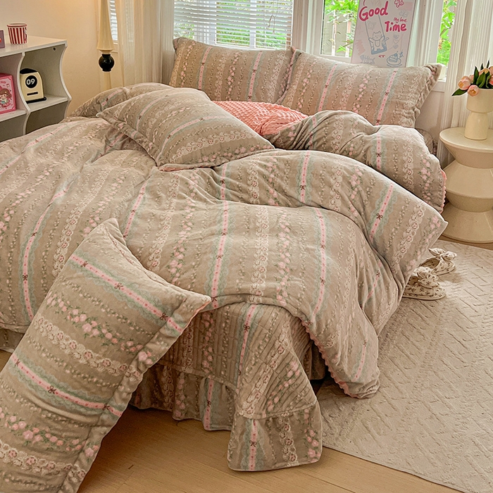 91家纺网 家纺一手货源 找家纺 （总）仟网汇 2025新款牛奶绒豆豆绒床盖四件套