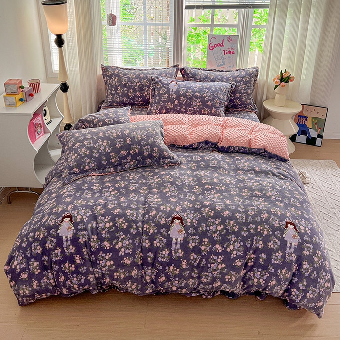 91家纺网 家纺一手货源 找家纺 仟网汇 2025新款牛奶绒豆豆绒床盖四件套 紫花萌境