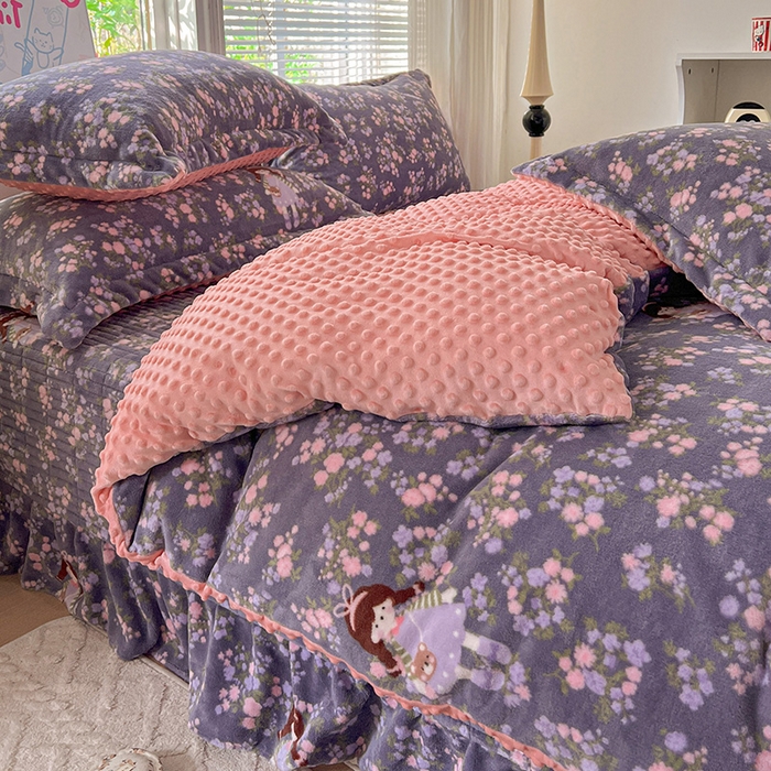 91家纺网 家纺一手货源 找家纺 仟网汇 2025新款牛奶绒豆豆绒床盖四件套 紫花萌境